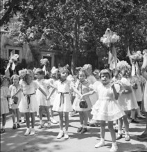 Girls at the Fête du bois, Lausanne 1942