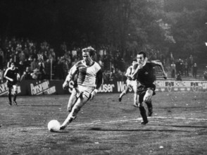 NLA game 1976/77: GC - Chenois, Günter Netzer right