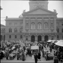 Zibelemärit in front of the Federal Parliament, Berne 1958