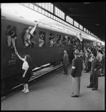 People say goodbye, part; 1945