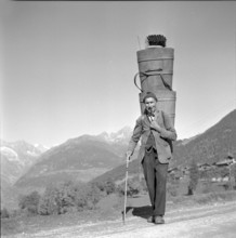 Heidenwein: wine grower with wine tub, 1956
