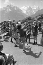 Dutch children are visiting Swiss children in Goldern.