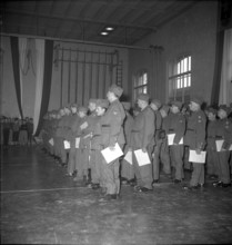 Sixty year old soldiers being discharged, Meilen 1956