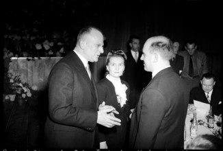 Member of the canton government Streuli talks with the help of an interpreter to Russian minister