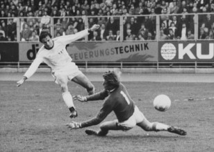 Cup quarter-final 1975/76: FC Zurich - YB; Peter Risi, goalkeeper Eichenberger