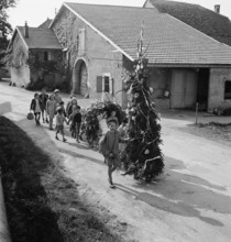 Children's procession on Feuillu, 1944