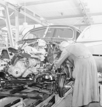 engine; assembly hangar; General Motors 1946