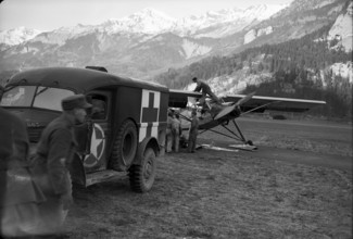 Transport of rescued passengers of the Dakota to Unterbach military airfield; 1946