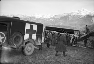 Transport of rescued passengers of the Dakota to Unterbach military airfield; 1946