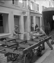 WW 2: bomb airdrop, dropping; new window grate, Schaffhausen 1944.