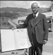 Citizen holds the Alp book, Unterwasser 1945