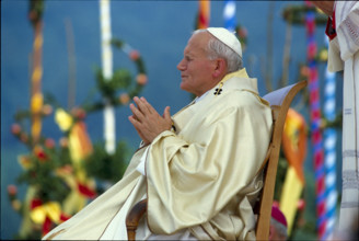 Pope visits Switzerland 1984, Lucerne: John Paul II, praying