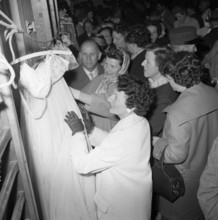 Cernier, interested parties inspect the goods before the auction begins; 1958