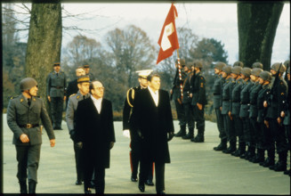 Guard of honor at the disarmament conference in Geneva 1985: Furgler and Reagan