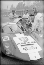 World record attempt in Monza 1967: Working on the Porsche 906