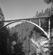 Bridge over the Engstlen under construction; 1952