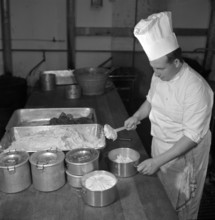 Cook; filling containers in a canteen kitchen; public kitchen; 1941