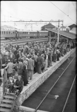 Crowd on the platform at Chiasso station; 1945