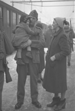 Soldier says goodbye; probably 1940