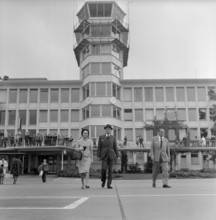 US Ambassador Robert McKinney with his wife, departure, 1963