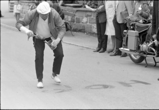 Tour de Suisse 1968: Uri innkeeper Bibi Imhof painting the street