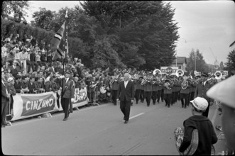 Tour de Suisse 1967: Finish area with brass music