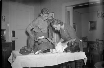Mobilization report 1947: The conscript packs his suitcase with his mother/wife