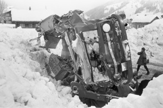 Reckingen: Vehicle, cars in ruins; 1970