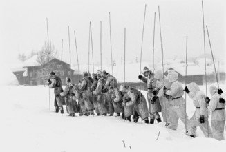 Reckingen: Search party, column with probing poles; 1970