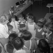 Children's holiday cooking course in Zurich, 1955