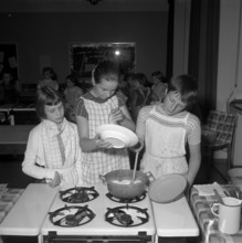 Children's holiday cooking course in Zurich, 1955