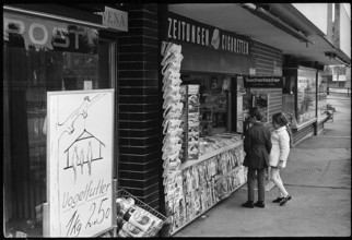 Children at the kiosk 1971