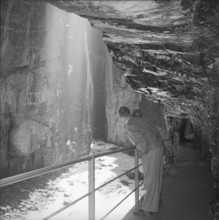 Visitors in the glacier gorge in Grindelwald, 1953