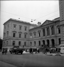 Geneva: Students at the entrance to the university; 1947