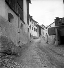 Row of houses in Guarda; Lower Engadine; 1942