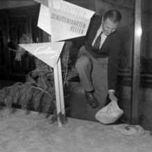Zurich; Feldpausch fashion house; window dresser; 1950