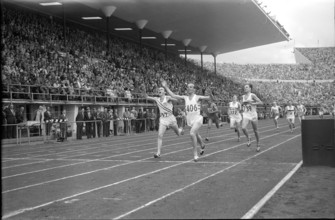 Helsinki Olympics 1952: 2. McMillan, 1. Barthel, 3. Lueg; 1500m
