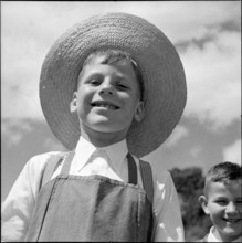 Solemnity in Burgdorf 1951; boy with straw hat