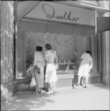 Women in front of shop windows, Bahnhofstrasse Zurich, 1952