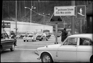 Sign to switch off the engine in front of the railway barrier, 1972