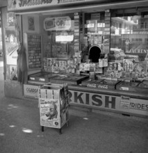 Kiosk by Mrs. A. Hugi: Advertising for Das Beste, 1948