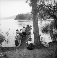 Young people boating on Lake Hallwil, 1958