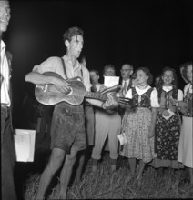 Federal celebration on the Rütli, people singing; 1951