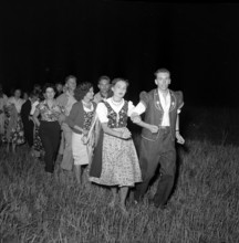 Federal celebration on the Rütli; people dancing 1951