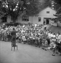 Zurich, Federal Day; children's choir sings in front of the cantonal hospital; 1946