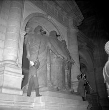 Federal Palace; Cleaning of the Three Confederates; 1956
