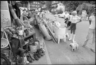 Scouts collecting garbage, 1971