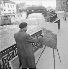 Painter in front of the old wooden bridge over the Limmat, 1950