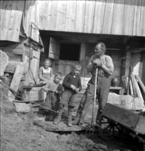Frutigen; mountain farming family; 1946