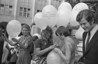 Campaigning for women's suffrage in Zurich, Limmatplatz 1969